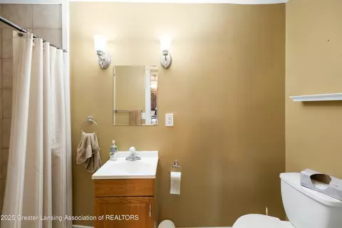 Bath - 9901 Friegel Rd, Perry, MI 48872 photo 6 of 11
