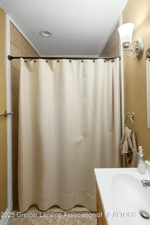 Bath - 9901 Friegel Rd, Perry, MI 48872 photo 7 of 11