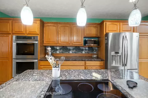 Kitchen - 9901 Friegel Rd, Perry, MI 48872 photo 7 of 8