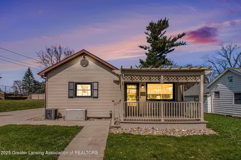 160 Mcmillan St, Grand Ledge, MI 48837
