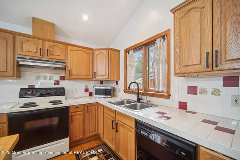 Kitchen - 2711 Pine Tree Rd, Holt, MI 48842 photo 3 of 7