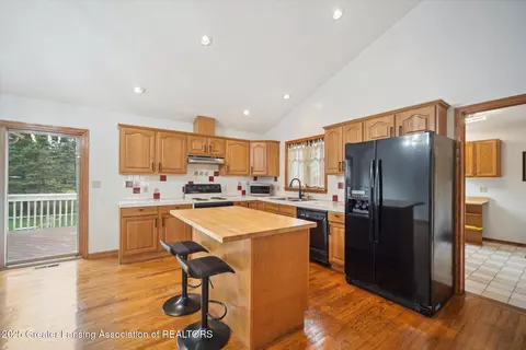 Kitchen - 2711 Pine Tree Rd, Holt, MI 48842 photo 2 of 7