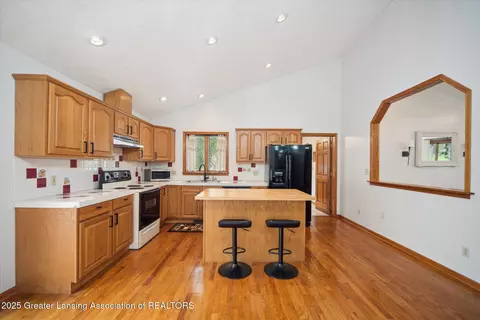 Kitchen - 2711 Pine Tree Rd, Holt, MI 48842 photo 5 of 7