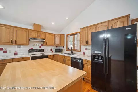 Kitchen - 2711 Pine Tree Rd, Holt, MI 48842 photo 4 of 7