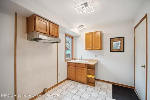 Kitchen - 2711 Pine Tree Rd, Holt, MI 48842 photo 6 of 7
