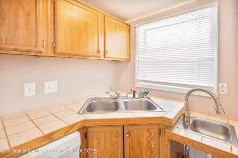 Kitchen - 6081 Park Lake Rd, Bath, MI 48808 photo 3 of 3
