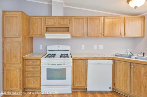Kitchen - 6081 Park Lake Rd, Bath, MI 48808 photo 2 of 3