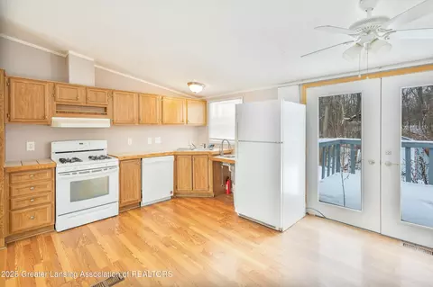 Kitchen - 6081 Park Lake Rd, Bath, MI 48808 photo 1 of 3