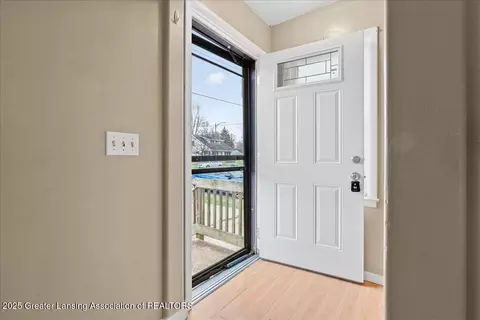 629 E Cavanaugh Rd, Lansing, MI 48910 photo 4