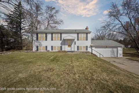 5895 Peachtree Dr, Grand Ledge, MI 48837