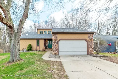 1402 Westport Dr, Lansing, MI 48917