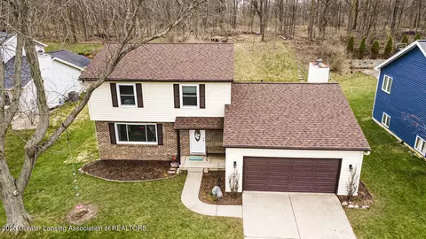 210 Williamsburg Rd, Lansing, MI 48917