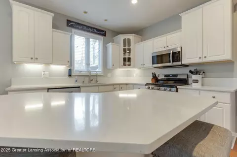 Kitchen - 5607 White Ash Ln, Haslett, MI 48840 photo 4 of 5