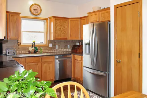 Kitchen - 10048 Roblyn Cir, Dimondale, MI 48821 photo 3 of 4
