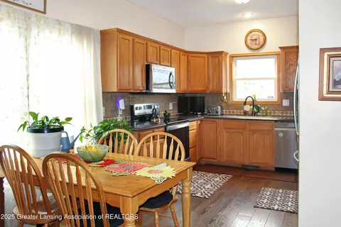 Kitchen - 10048 Roblyn Cir, Dimondale, MI 48821 photo 1 of 4