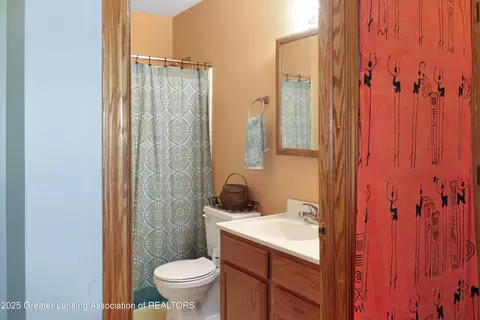 Bath - 10048 Roblyn Cir, Dimondale, MI 48821 photo 2 of 7