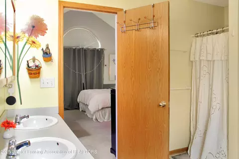 Bath - 10048 Roblyn Cir, Dimondale, MI 48821 photo 7 of 7