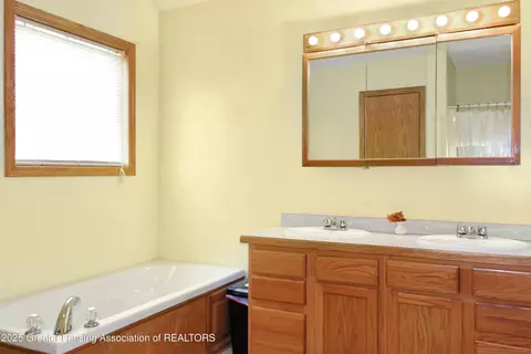 Bath - 10048 Roblyn Cir, Dimondale, MI 48821 photo 6 of 7