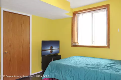 Bedroom - 10048 Roblyn Cir, Dimondale, MI 48821 photo 6 of 7