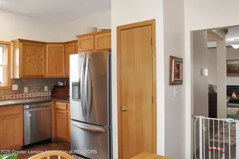 Kitchen - 10048 Roblyn Cir, Dimondale, MI 48821 photo 4 of 4