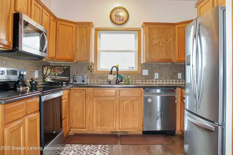 Kitchen - 10048 Roblyn Cir, Dimondale, MI 48821 photo 2 of 4