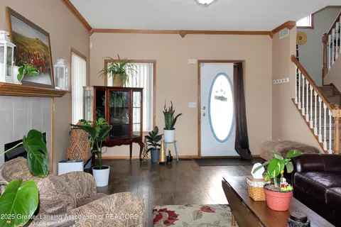 Entry Way - 10048 Roblyn Cir, Dimondale, MI 48821 photo 1 of 3