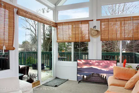 Exterior - 10048 Roblyn Cir, Dimondale, MI 48821 photo 2 of 5