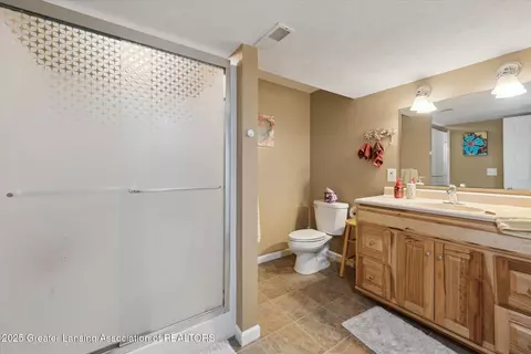 Bath - 11782 Arrowhead Dr, Grand Ledge, MI 48837 photo 2 of 5