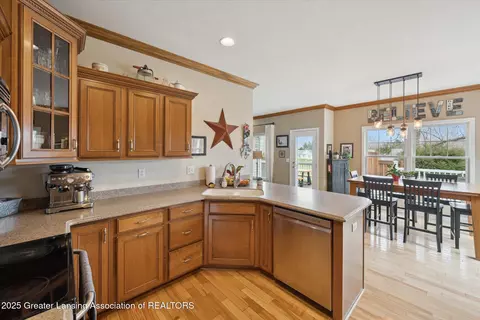 Kitchen - 11782 Arrowhead Dr, Grand Ledge, MI 48837 photo 2 of 6
