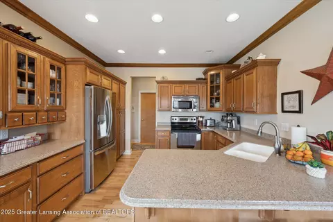 Kitchen - 11782 Arrowhead Dr, Grand Ledge, MI 48837 photo 6 of 6