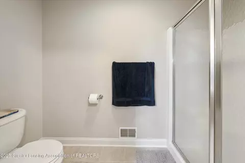 Bath - 11782 Arrowhead Dr, Grand Ledge, MI 48837 photo 4 of 5