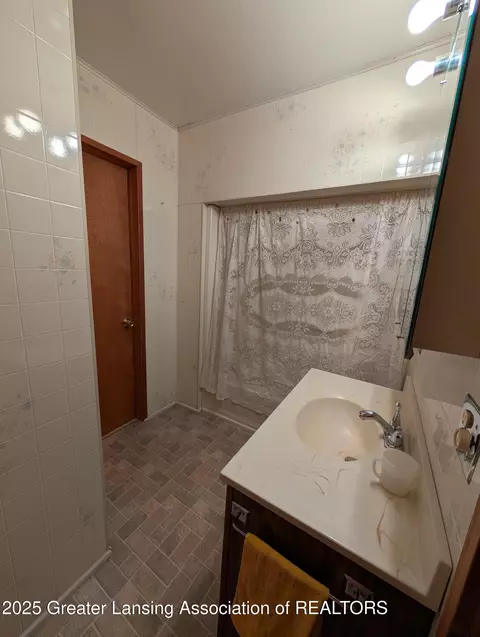 Bath - 2590 Park St, Lyons, MI 48851 photo 2 of 5