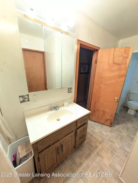 Bath - 2590 Park St, Lyons, MI 48851 photo 1 of 5