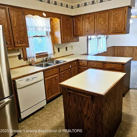 605 Beech St, Charlotte, MI 48813 photo 4