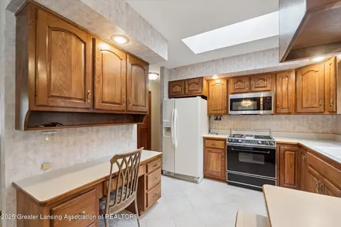 Kitchen - 333 Tanbark Dr, Dimondale, MI 48821 photo 2 of 4