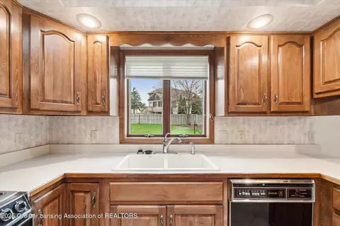 Kitchen - 333 Tanbark Dr, Dimondale, MI 48821 photo 4 of 4