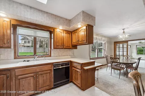 Kitchen - 333 Tanbark Dr, Dimondale, MI 48821 photo 3 of 4