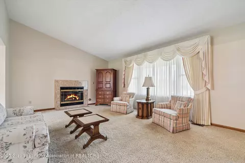 Living - 333 Tanbark Dr, Dimondale, MI 48821 photo 2 of 4