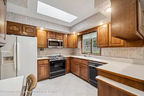 Kitchen - 333 Tanbark Dr, Dimondale, MI 48821 photo 1 of 4