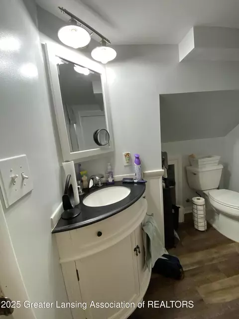 Bath - 408 Exchange St, Owosso, MI 48867 photo 3 of 8