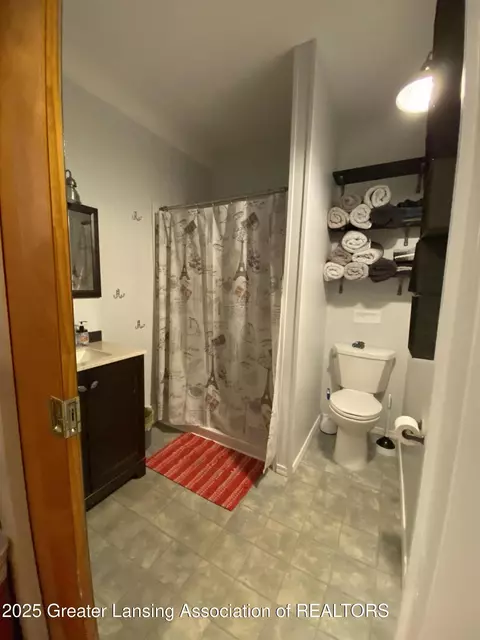 Bath - 408 Exchange St, Owosso, MI 48867 photo 7 of 8
