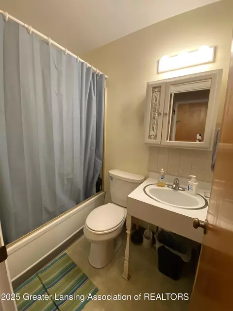 Bath - 408 Exchange St, Owosso, MI 48867 photo 8 of 8