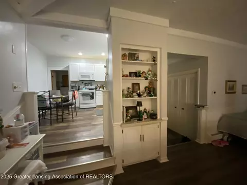 Entry Way - 408 Exchange St, Owosso, MI 48867 photo 4 of 12