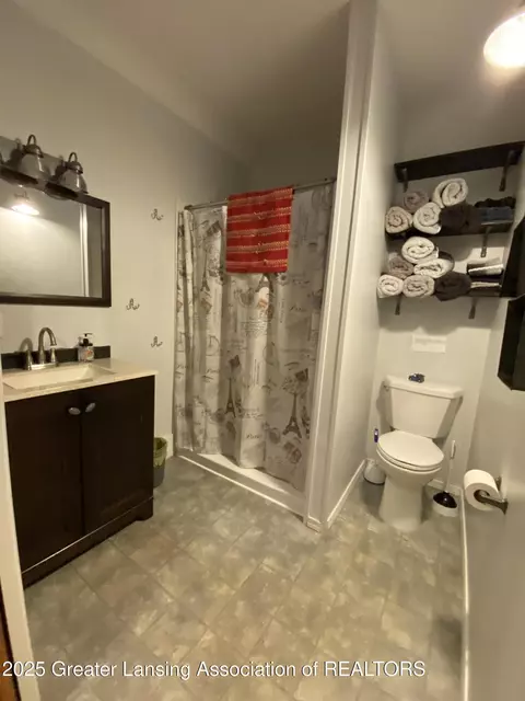 Bath - 408 Exchange St, Owosso, MI 48867 photo 5 of 8