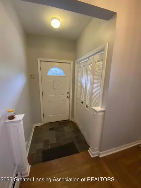 Entry Way - 408 Exchange St, Owosso, MI 48867 photo 6 of 12