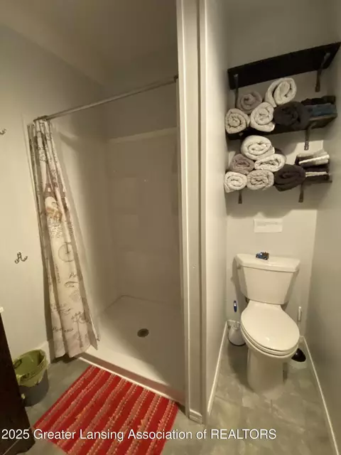 Bath - 408 Exchange St, Owosso, MI 48867 photo 6 of 8