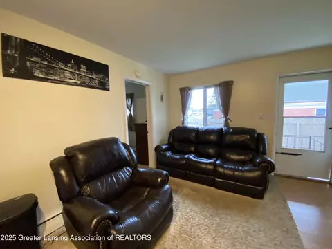 Living - 408 Exchange St, Owosso, MI 48867 photo 3 of 4