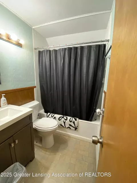 Bath - 408 Exchange St, Owosso, MI 48867 photo 4 of 8