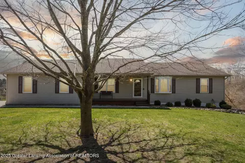 11127 Garrett Dr, Fowlerville, MI 48836