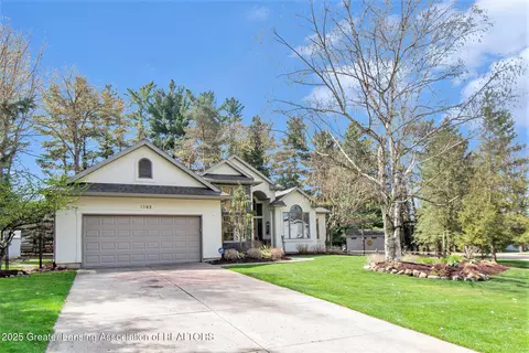 3962 White Pine Dr, Dewitt, MI 48820
